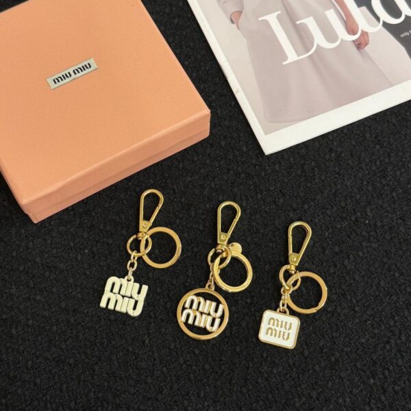 replica,repliche,fake,1:1,earrings,bracelet,ring,jewelry Ciondolo borsa portachiavi MiuMiu in tre pezzi (F2A4)