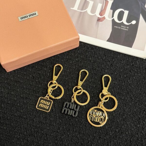 replica,repliche,fake,1:1,earrings,bracelet,ring,jewelry Ciondolo per borsa portachiavi MiuMiu in tre pezzi (1A98)