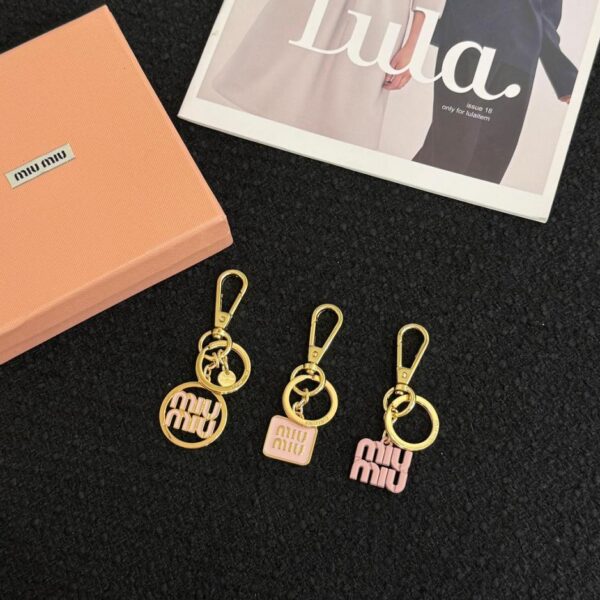 replica,repliche,fake,1:1,earrings,bracelet,ring,jewelry Ciondolo borsa portachiavi MiuMiu in tre pezzi (D696)
