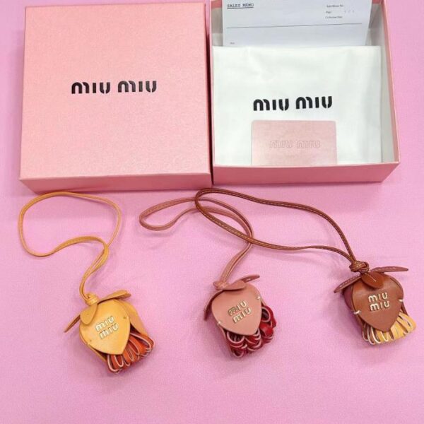replica,repliche,fake,1:1,earrings,bracelet,ring,jewelry Portachiavi MiuMiu in pelle di vacchetta (9C5C)