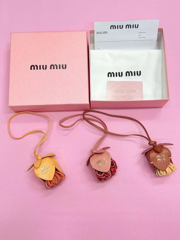 replica,repliche,fake,1:1,earrings,bracelet,ring,jewelry Portachiavi MiuMiu in pelle di vacchetta (9C5C) replica,repliche,fake,1:1,earrings,bracelet,ring,jewelry Portachiavi MiuMiu in pelle di vacchetta (9C5C)