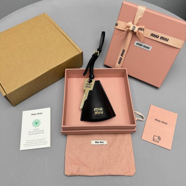 replica,repliche,fake,1:1,earrings,bracelet,ring,jewelry Portachiavi in ​​pelle da appendere alla borsa miumiu (B50D)