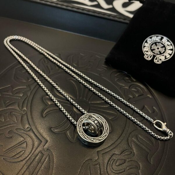 [Controqualità] Collana classica retrò con cuori cromati e ciondolo con doppio anello (9C8E)