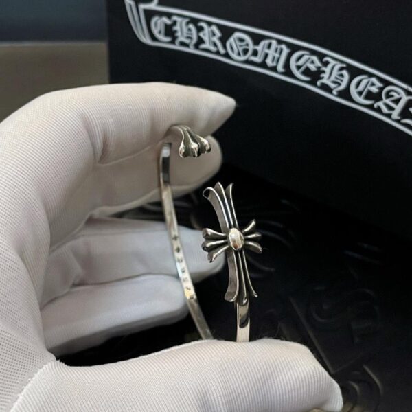 replica,repliche,fake,1:1,earrings,bracelet,ring,jewelry Bracciale con croce classica retrò con cuori cromati (910E)