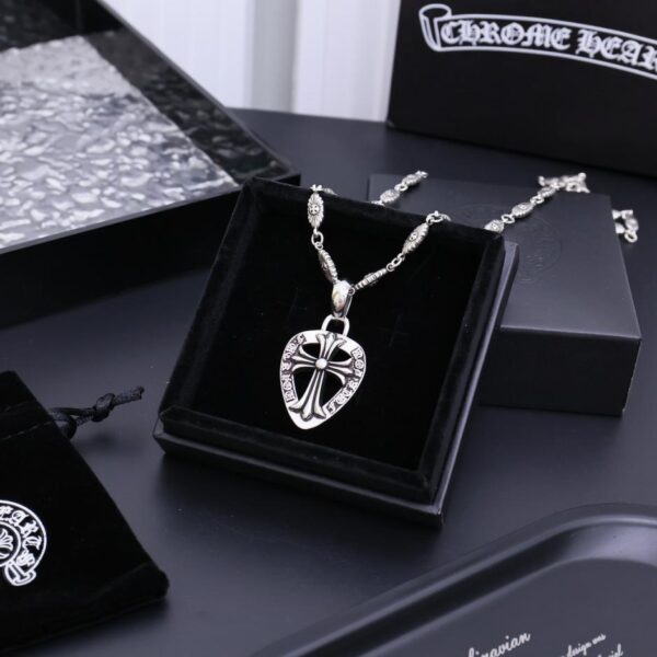 replica,repliche,fake,1:1,earrings,bracelet,ring,jewelry Collana con cuore di corvo (212B)