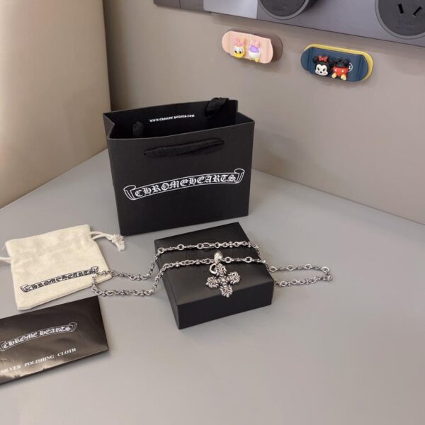 replica,repliche,fake,1:1,earrings,bracelet,ring,jewelry Collana con cuore di corvo (E739)