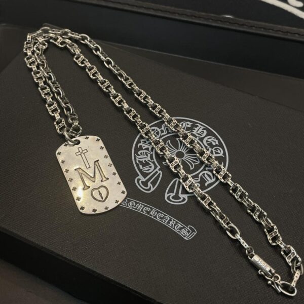 replica,repliche,fake,1:1,earrings,bracelet,ring,jewelry [Controqualità] Collana con fibbia a forma di lettera con cuori cromati e pendente quadrato (010F)
