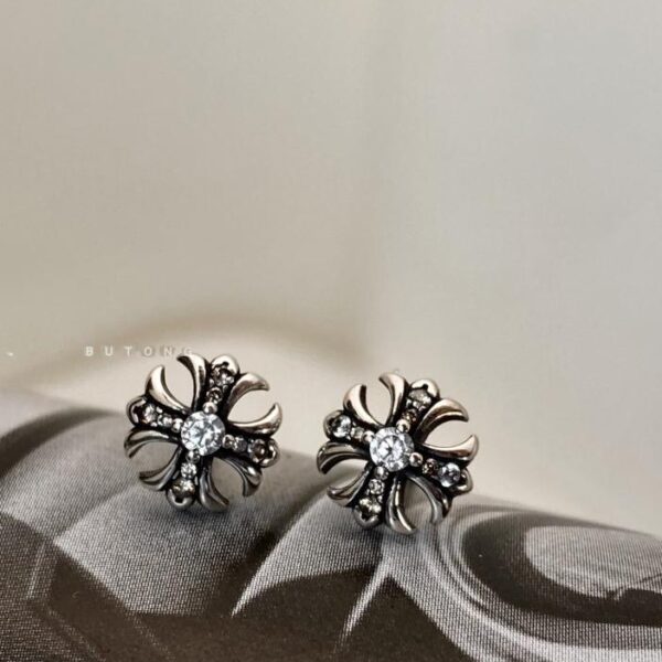 replica,repliche,fake,1:1,earrings,bracelet,ring,jewelry Orecchini a bottone con diamanti pieni di zirconi intarsiati a forma di cuore di corvo e croce vintage (0CAD)