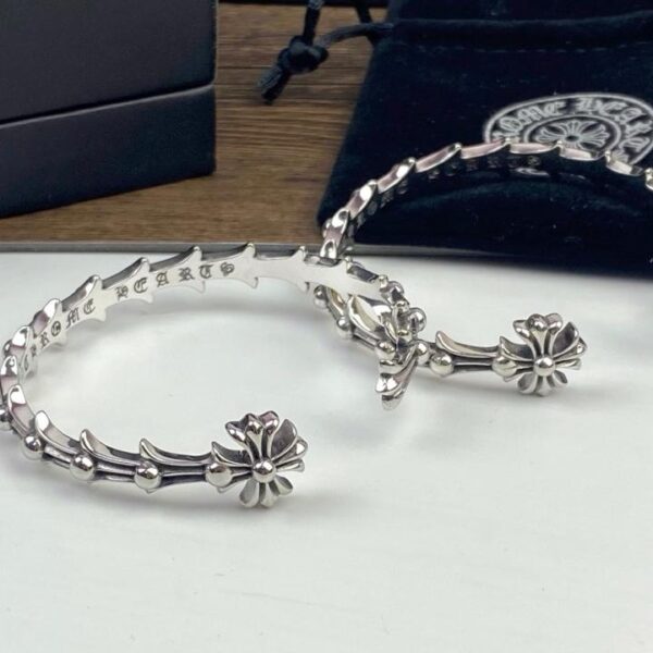 Bracciale con coda di pesce e croce con costellazione di cuori di corvo (C464)