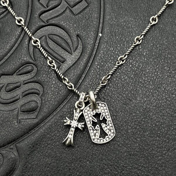 replica,repliche,fake,1:1,earrings,bracelet,ring,jewelry Collana vintage con croce piena di diamanti e cuore di corvo (0540)