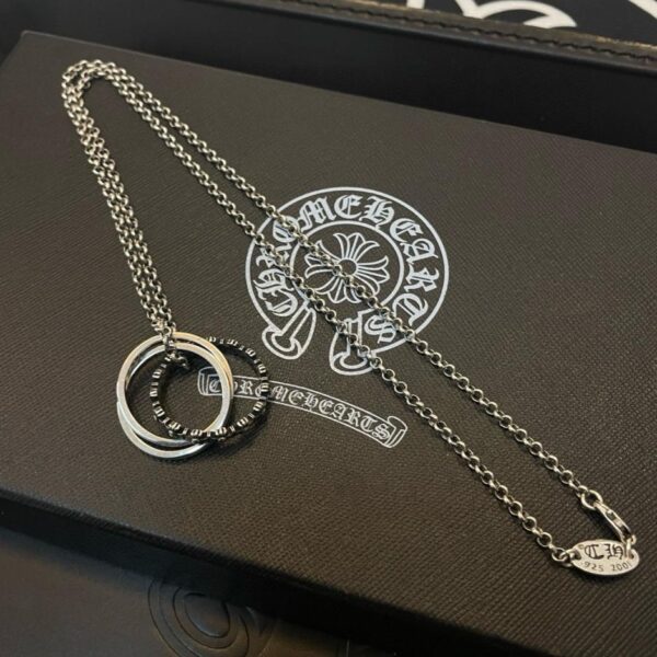 replica,repliche,fake,1:1,earrings,bracelet,ring,jewelry [Controqualità] Chrome Hearts nuova collana classica retrò con pendente a tre anelli (9AD3)