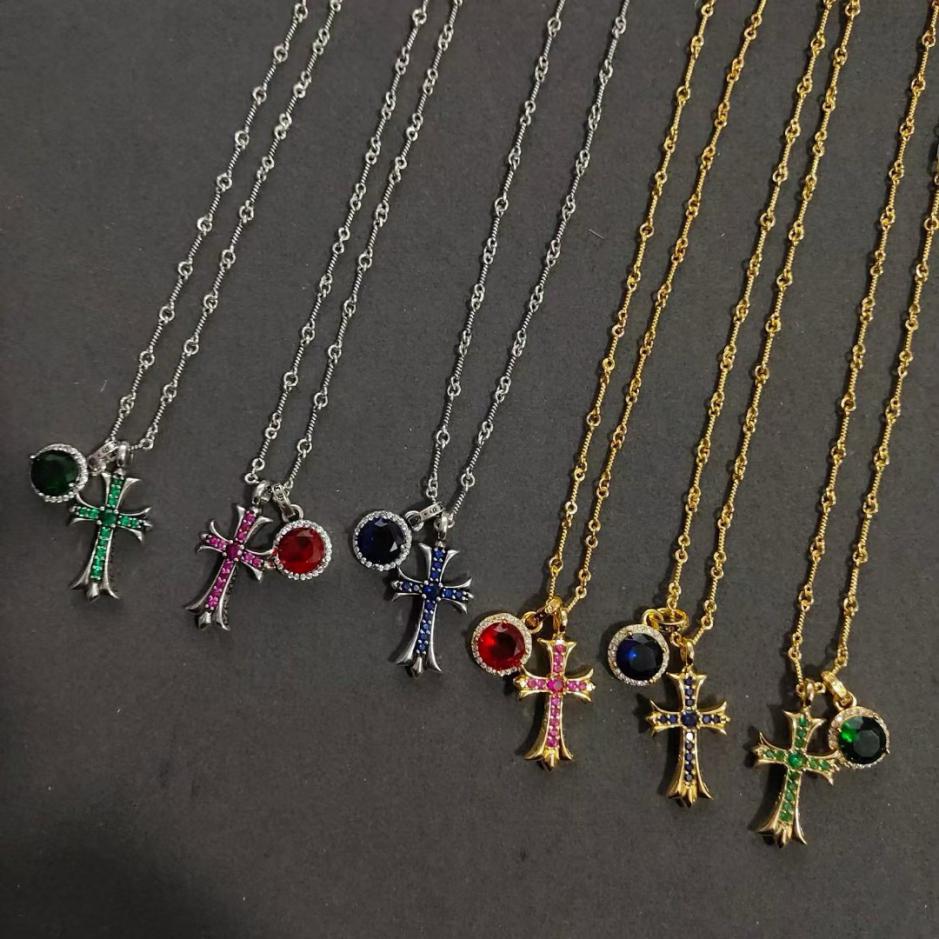 replica,repliche,fake,1:1,earrings,bracelet,ring,jewelry Collana in bambù con doppio pendente a croce multicolore, cuori cromati, diamanti verdi (6F0F) replica,repliche,fake,1:1,earrings,bracelet,ring,jewelry Collana in bambù con doppio pendente a croce multicolore, cuori cromati, diamanti verdi (6F0F)