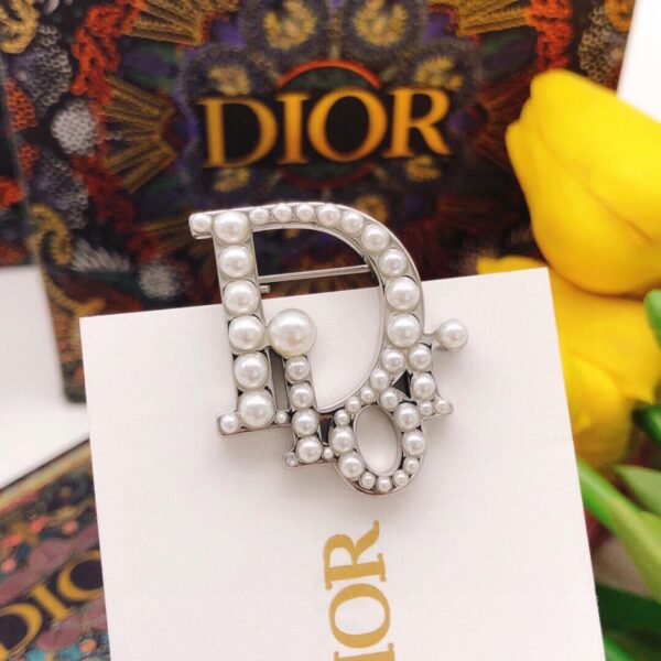 replica,repliche,fake,1:1,earrings,bracelet,ring,jewelry I contatori delle spille con lettere Dior sono coerenti. (8223)