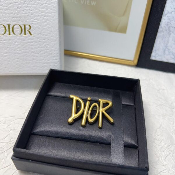 replica,repliche,fake,1:1,earrings,bracelet,ring,jewelry Spilla classica con logo semplice e popolare Dior (A824)