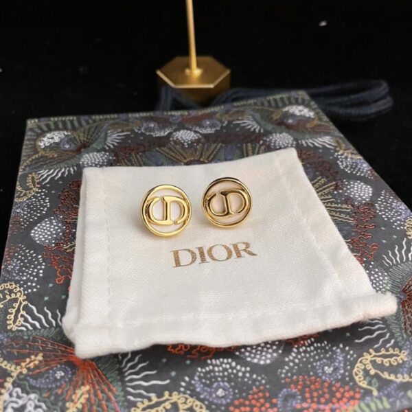 Gli ultimi orecchini a bottone rotondi in metallo conchiglia bianca CD di Dior (4CB6)
