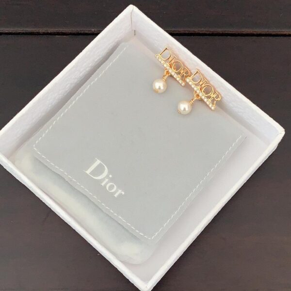 replica,repliche,fake,1:1,earrings,bracelet,ring,jewelry Gli ultimi orecchini a bottone orizzontali con lettera do di Dior (DC65)