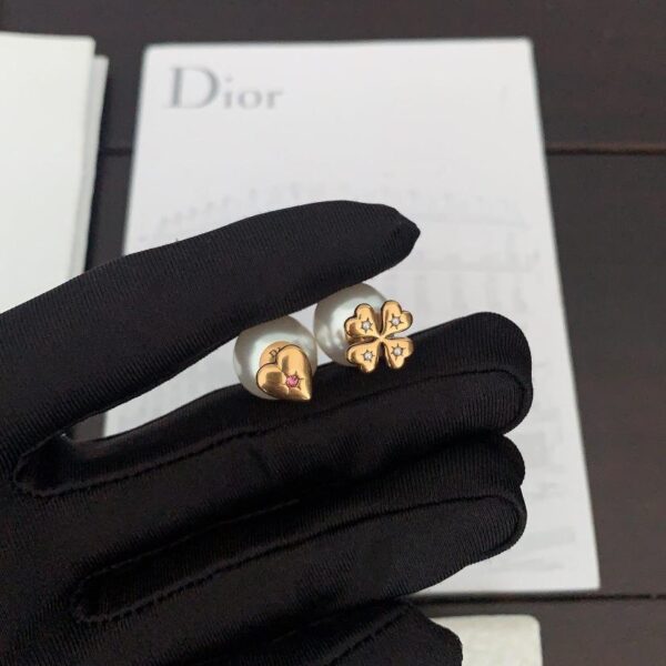 replica,repliche,fake,1:1,earrings,bracelet,ring,jewelry Gli ultimi orecchini a forma di quadrifoglio in oro antico di Dior (DA62)