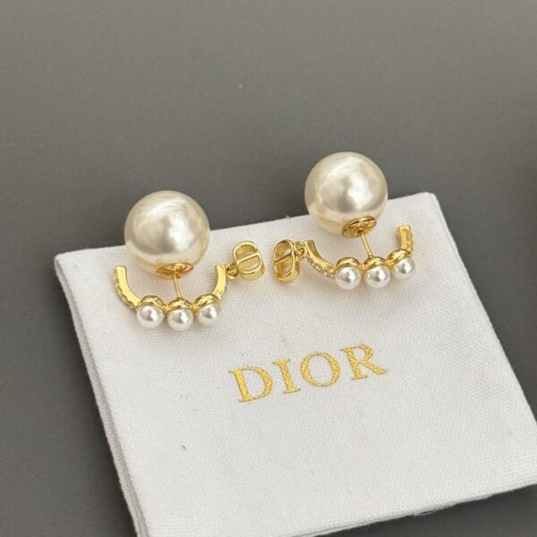 Gli ultimi orecchini pendenti a 3 perle di Dior (E2C0)