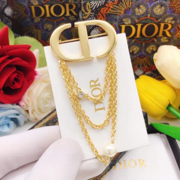 Gli ultimi orecchini con nappe CD di Dior (9BB9)