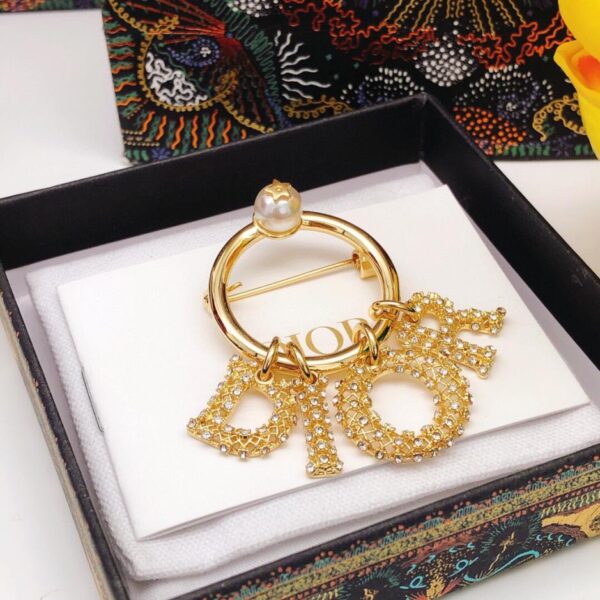 replica,repliche,fake,1:1,earrings,bracelet,ring,jewelry L’ultima lettera pendente rotonda di Dior con diamanti (9138)