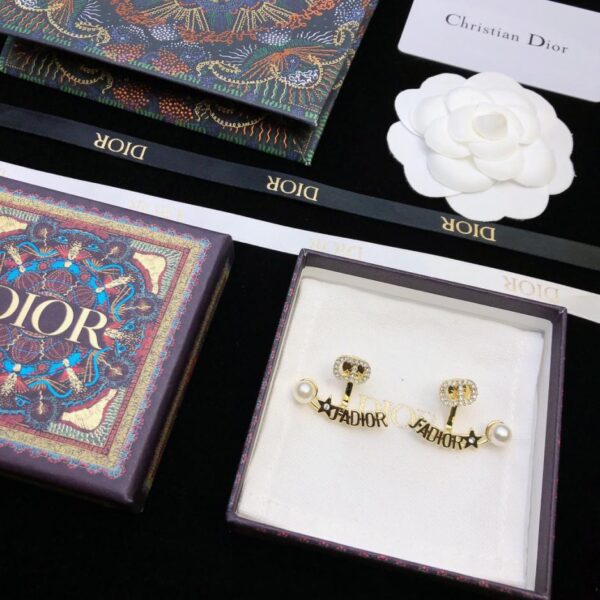 L'ultima serie di grandi orecchini di perle di Dior (BE43)