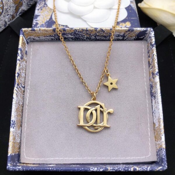 La nuovissima collana con stella con lettera Dior di Dior (4BFA)