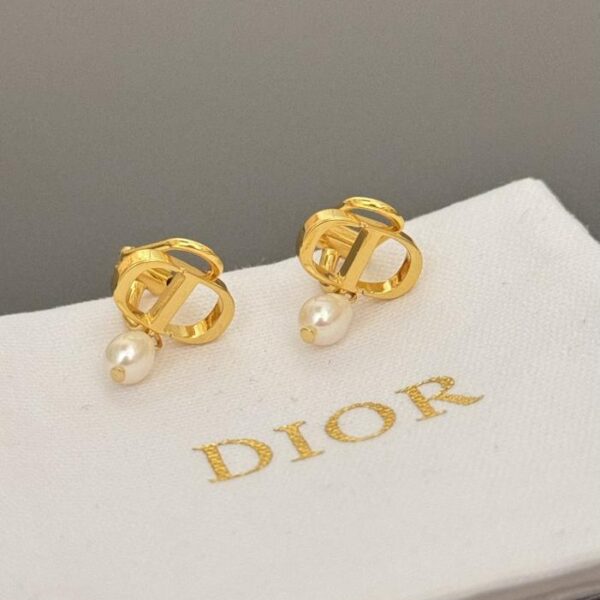 Clip per orecchio con lettera DIOR Perla (8A5C)