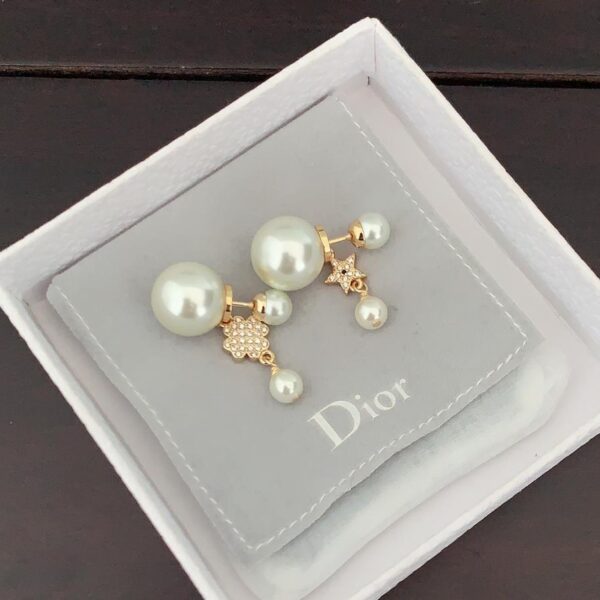 Gli ultimi orecchini Dior con quadrifoglio di perle grandi e piccole (9F73)