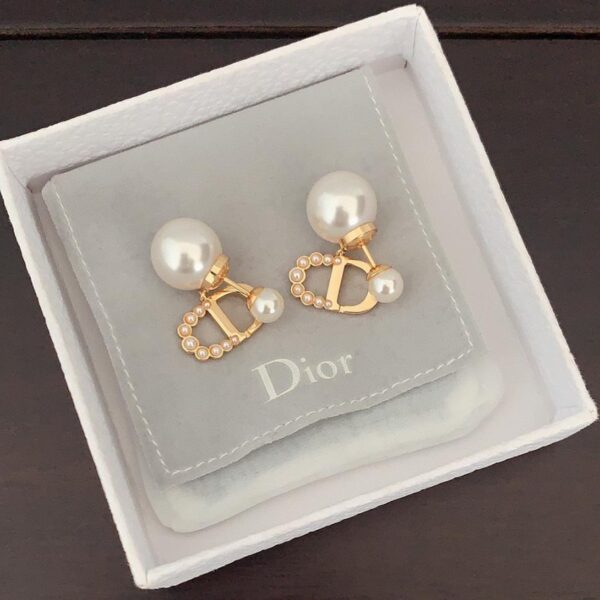replica,repliche,fake,1:1,earrings,bracelet,ring,jewelry Gli ultimi orecchini a bottone con perle grandi e piccole di Dior (ABE2)