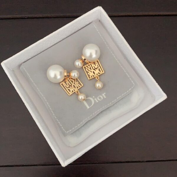 replica,repliche,fake,1:1,earrings,bracelet,ring,jewelry Gli ultimi orecchini con lettere di perle grandi e piccole di Dior (E105)