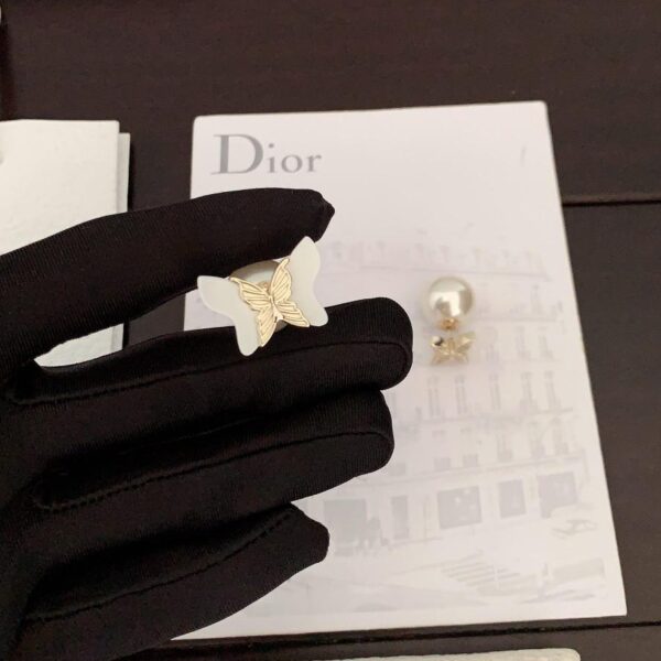 Gli ultimi orecchini di perle grandi con farfalla bianca di Dior (A09A)
