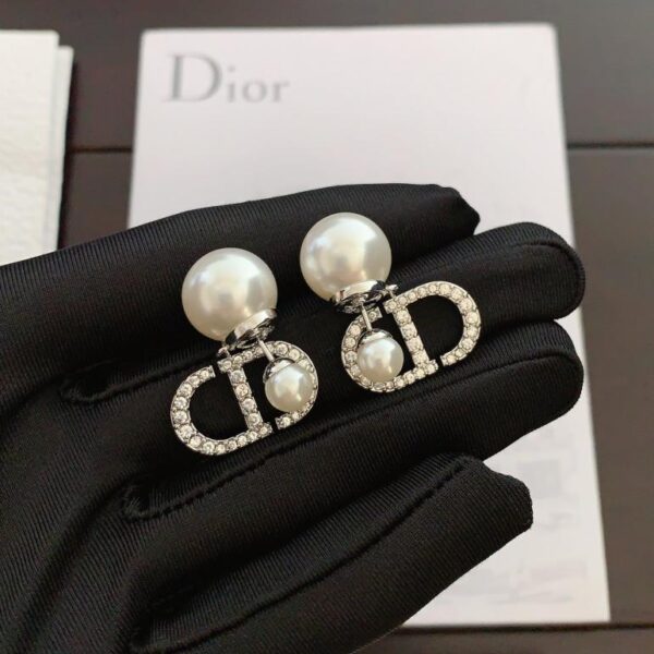 Gli ultimi orecchini a bottone con CD in argento con perline grandi e piccole di Dior (2FB8)