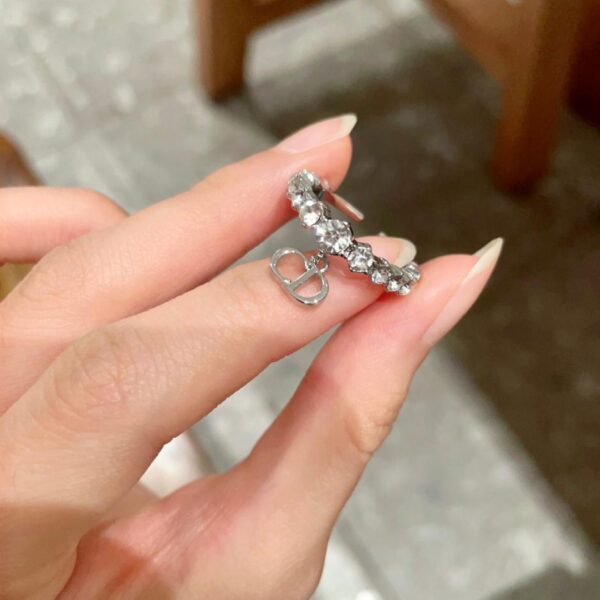 replica,repliche,fake,1:1,earrings,bracelet,ring,jewelry Anello con lettera CD a forma di serie Dior con diamanti pieni (4E41)