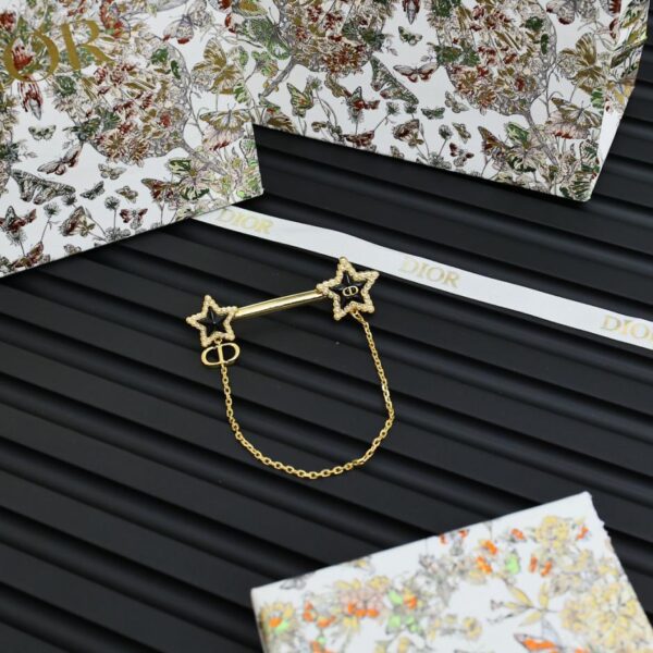 replica,repliche,fake,1:1,earrings,bracelet,ring,jewelry Spilla Dior 25 all’inizio della primavera Cruise con catena di perle e stella a cinque punte (DAB5)