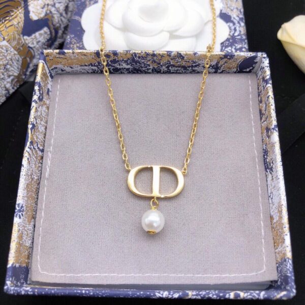 replica,repliche,fake,1:1,earrings,bracelet,ring,jewelry La nuova collana Dior nuova collana di perle pendenti con cd (670F)