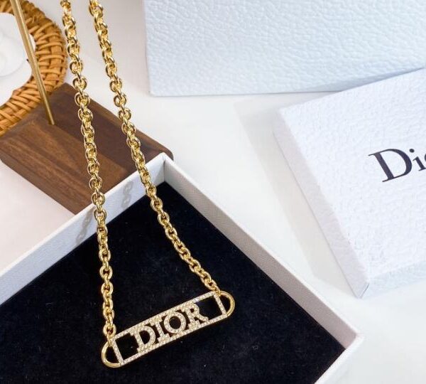 Collana con lettera Dior piena di diamanti (80FF)