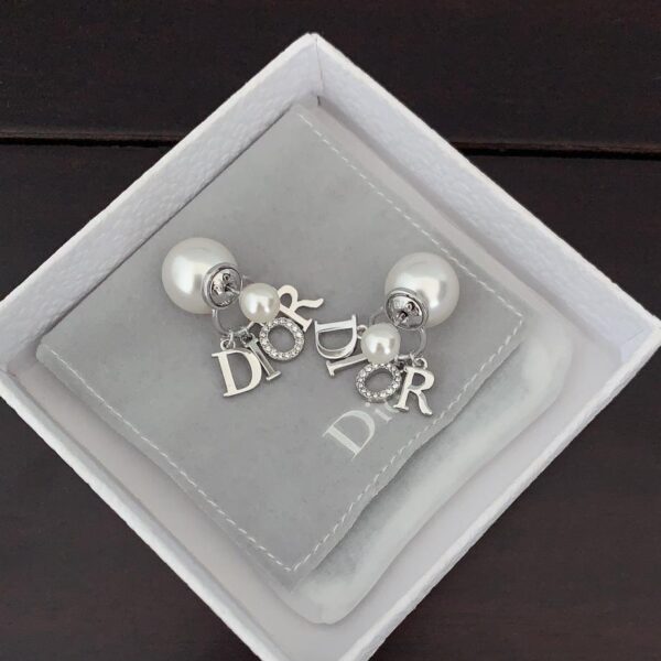 replica,repliche,fake,1:1,earrings,bracelet,ring,jewelry Nuovi orecchini a bottone con lettera Dior in oro bianco con perle (AC1D)