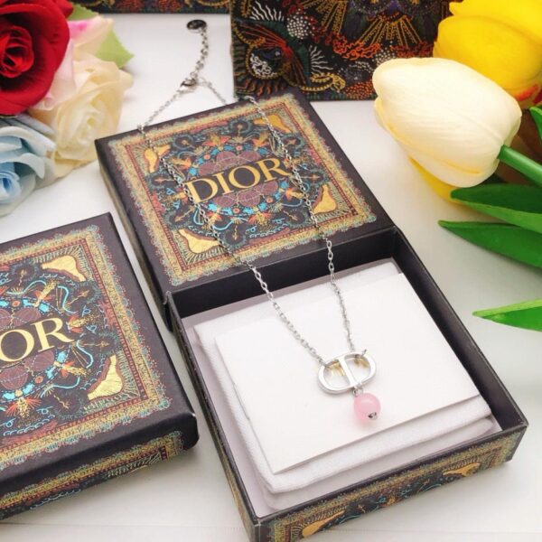 L'ultima collana di perle pendenti rosa di Dior (5610)