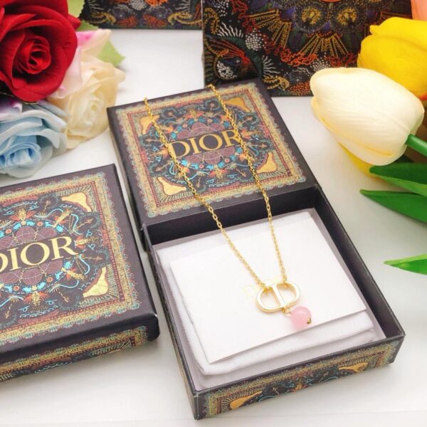 L'ultima collana di perle pendenti rosa di Dior (3C5A)