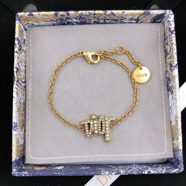 Il nuovo contatore dei braccialetti con lettere di Dior (24C6)