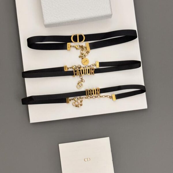 Girocollo con collana in corda nera con lettera Dior (1FDA)