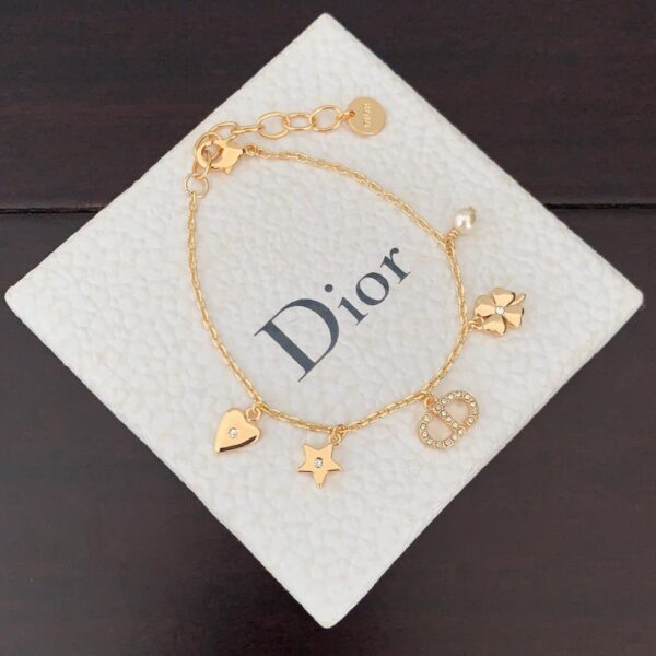 L'ultimo braccialetto multi-elemento CD Love di Dior (36FE)