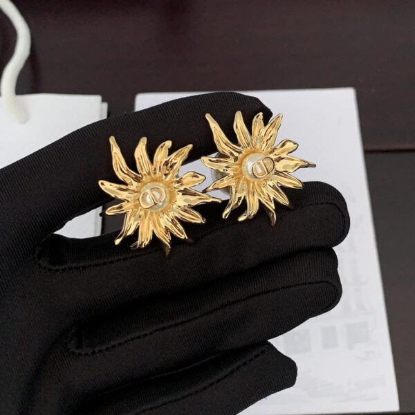 Gli ultimi orecchini di perle a fiore grande di Dior (381A)