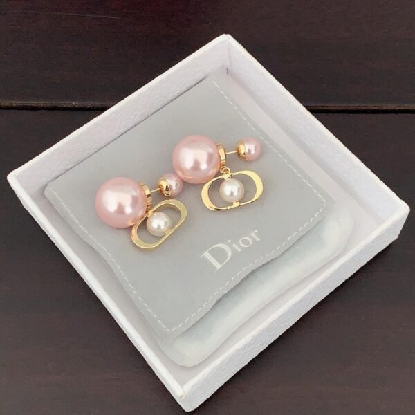 Gli ultimi orecchini di perle rosa grandi e piccole di Dior (82B8)