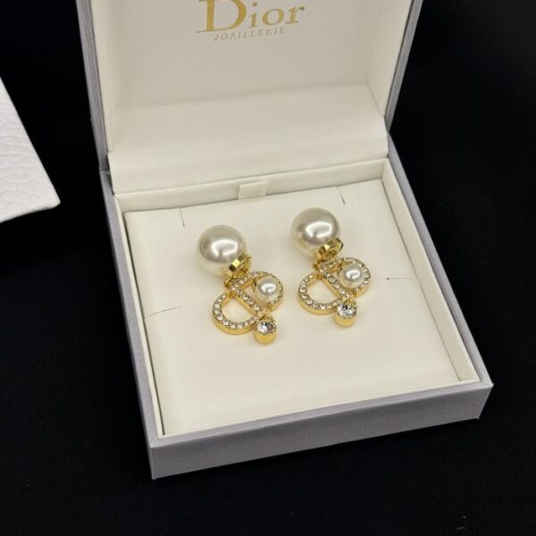 Gli ultimi orecchini con perle di diamanti CD di Dior (DBDB)