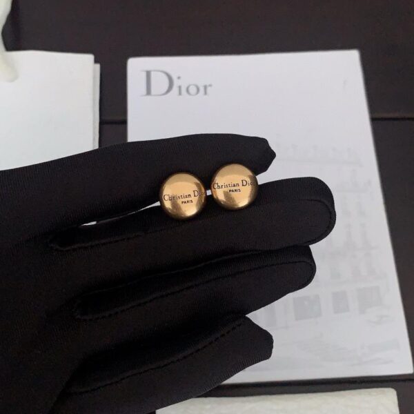 Gli ultimi orecchini rotondi in oro antico di Dior (919D)