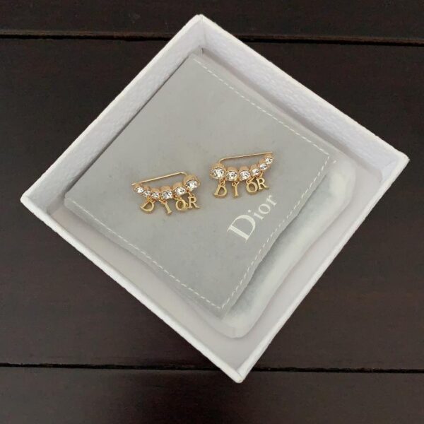 replica,repliche,fake,1:1,earrings,bracelet,ring,jewelry Gli ultimi orecchini a clip con lettera di Dior (4C16)