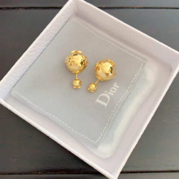 Ultimi orecchini a bottone in oro con perline grandi e piccole di Dior (7C25)