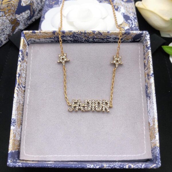 La nuova collana con stella JADIOR di Dior (3BE2)