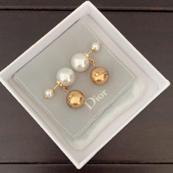 Gli ultimi orecchini a sfera in bronzo con perle grandi e piccole di Dior (5D44)